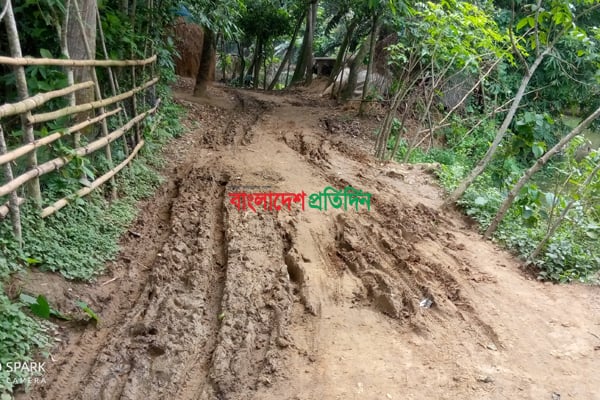 দেড় কিলোমিটার কাঁচা সড়কের ভোগান্তিতে সাত গ্রামের মানুষ