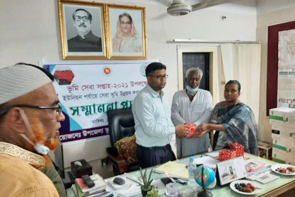 বোয়ালমারীতে সেরা ভূমি উন্নয়ন করদাতাদের সম্মাননা প্রদান 