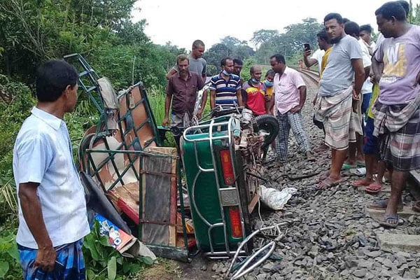 ট্রেনের ধাক্কায় দুমড়েমুচড়ে গেল অটোরিকশা