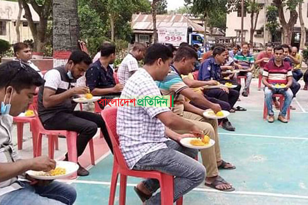নাটোরে পুলিশের আম-মুড়ি উৎসব

