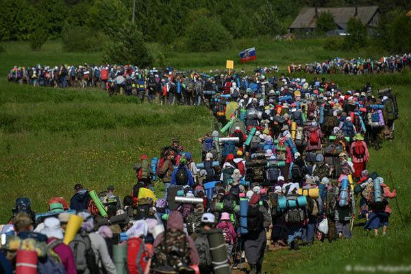 করোনাকে তোয়াক্কা না করে তীর্থযাত্রা রাশিয়ায়
