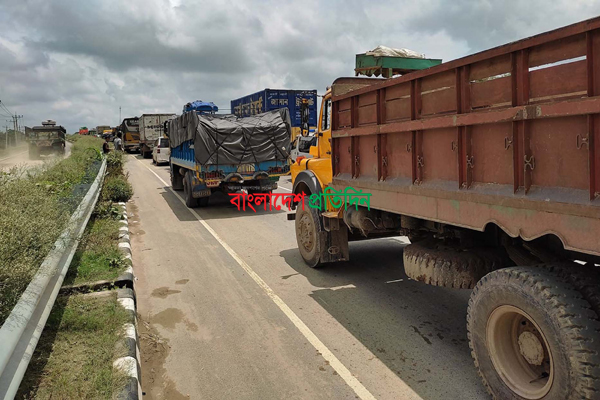 ঢাকা-টাঙ্গাইল মহাসড়‌কে ২০ কি.মি. এলাকা জুড়ে যানজট