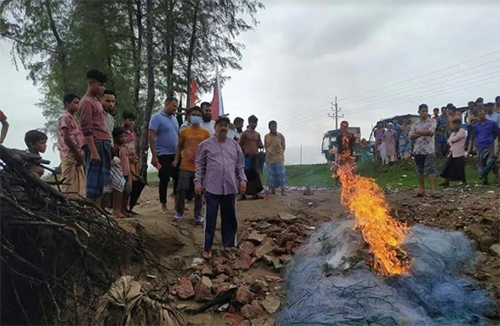 টেকনাফে বিপুল পরিমাণ কারেন্ট জাল পুড়িয়ে ধ্বংস 