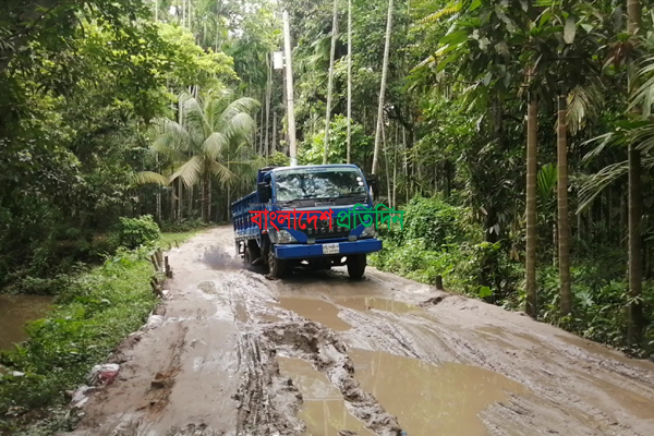 লক্ষ্মীপুরে বেহাল সড়কে জনজীবন বিপর্যস্ত