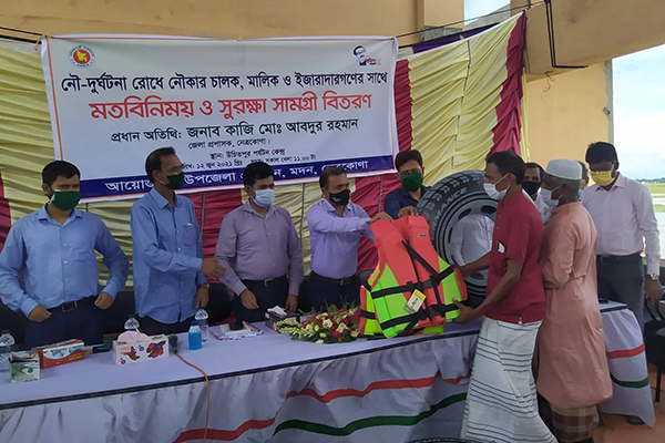 নেত্রকোনায় হাওরে নৌ দুর্ঘটনা রোধে সুরক্ষা সামগ্রী বিতরণ