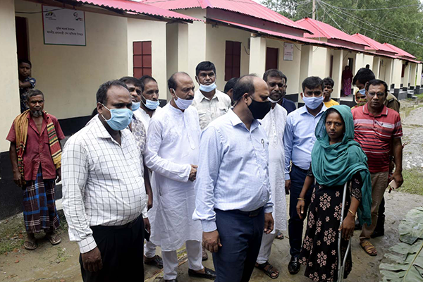 বগুড়ায় ভূমিহীনদের বাড়ি পরিদর্শনে সরকারি কর্মকর্তারা 