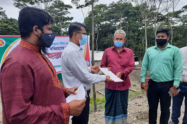 বাগেরহাটে ভূমি অধিগ্রহণে ক্ষতিগ্রস্তদের বাড়ি গিয়ে চেক বিতরণ