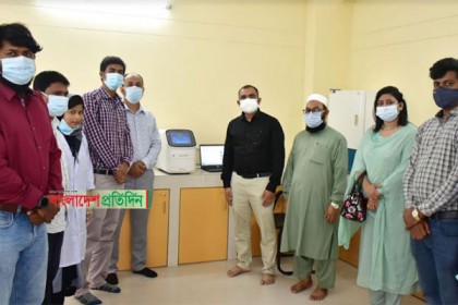 খুবিতে প্রতিনিধি দলের করোনা নমুনা পরীক্ষার ল্যাব পরিদর্শন 