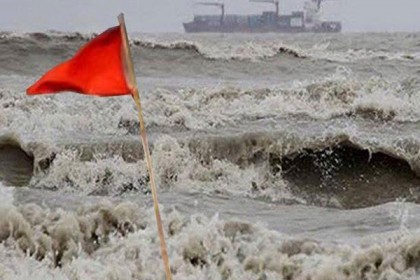 চার সমুদ্রবন্দরে তিন নম্বর সতর্ক সংকেত

