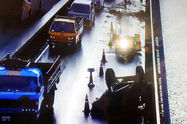 বঙ্গবন্ধু সেতুতে উল্টে যাওয়া গাড়িতে বাসের ধাক্কায় আগুন, নিহত ২  

