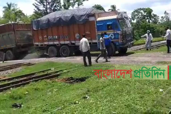রেললাইনের ওপরে বিকল ট্রাক, অল্পের জন্য রক্ষা পেল ট্রেন