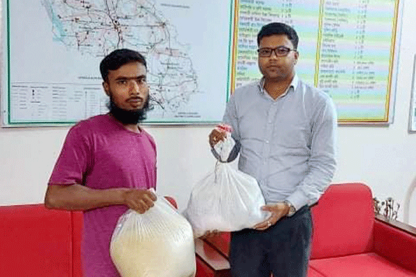 ৩৩৩ থেকে ফোন পেয়ে বোয়ালমারীতে ৬০ পরিবারকে খাদ্য সহায়তা