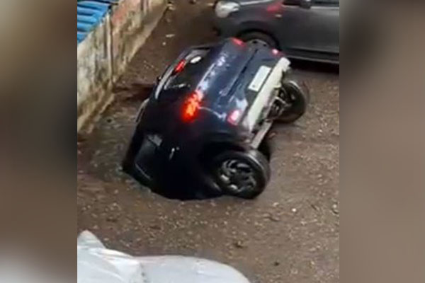 চোখের নিমেষে গিলে নিল আস্ত একটা গাড়ি, ভিডিও ভাইরাল