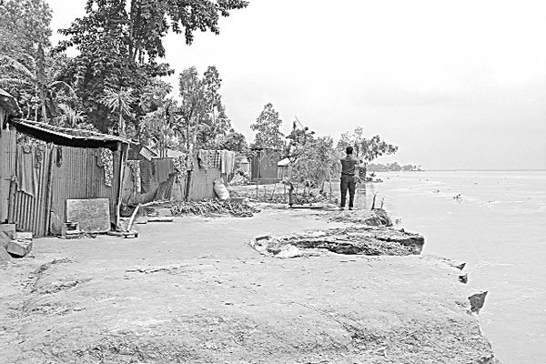 ভাঙনে দিশাহারা নদী পাড়ের মানুষ