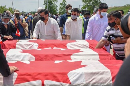 কানাডায় সন্ত্রাসী হামলায় নিহত সেই মুসলিম পরিবারের সদস্যদের জানাজায় মানুষের ঢল