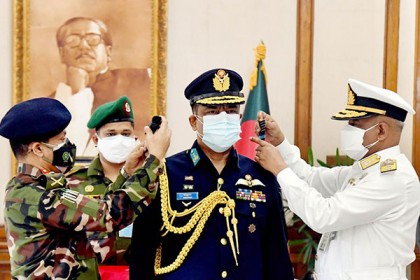 এয়ার মার্শাল র‌্যাঙ্ক ব্যাজ পরলেন নতুন বিমানবাহিনী প্রধান


