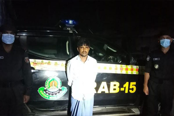 টেকনাফে বিপুল পরিমাণ বিয়ারসহ আটক ১