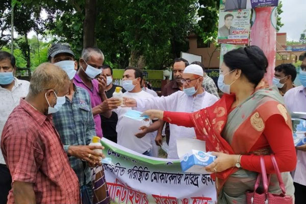 মেহেরপুর জেলা পরিষদের উদ্যোগে মাস্ক ও হ্যান্ড স্যানিটাইজার বিতরণ