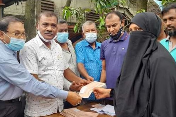কালিয়াকৈরে অগ্নিকাণ্ডে ক্ষতিগ্রস্তদের মাঝে নগদ অর্থ প্রদান 