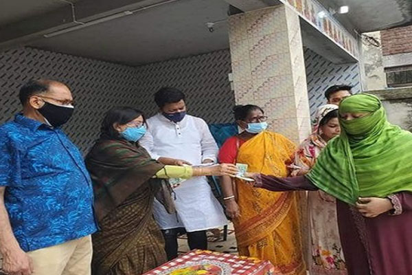নাটোর পৌরসভার নগদ অর্থ বিতরণ