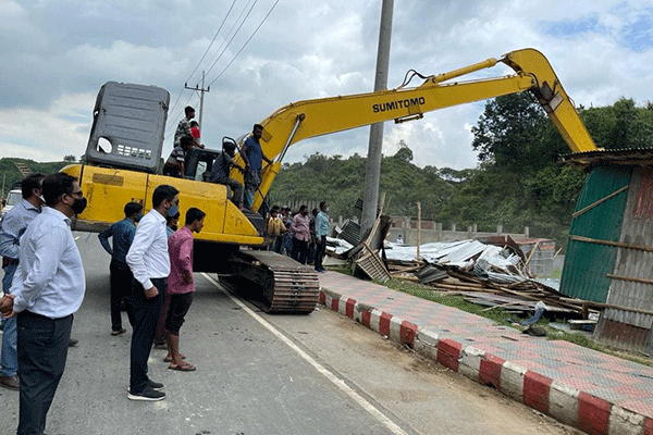 চট্টগ্রামে ঝুঁকিপূর্ণ পাহাড় থেকে ৩৭০ স্থাপনা উচ্ছেদ