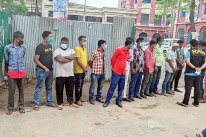 রাজধানীতে এক হাসপাতাল থেকে ২৩ দালাল আটক

