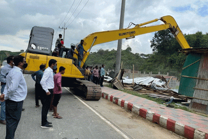 চট্টগ্রামে ঝুঁকিপূর্ণ পাহাড় থেকে ৩৭০ স্থাপনা উচ্ছেদ