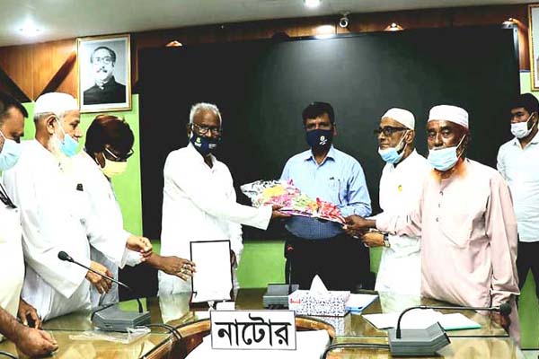 নাটোরে জেলা প্রশাসককে বিদায়ী সংবর্ধনা দিলেন মুক্তিযোদ্ধারা