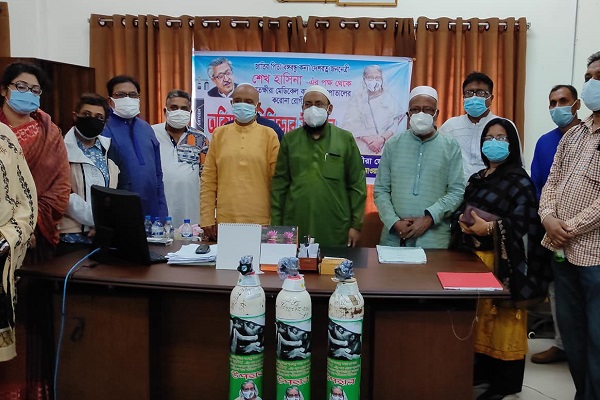
সামেক হাসপাতালে অক্সিজেন সিলিন্ডার হস্তান্তর সাতক্ষীরা জেলা আওয়ামী লীগের 