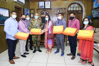 করোনা মোকাবিলায় ফ্রন্টলাইনারদের সুরক্ষাসামগ্রী বিতরণ কাজী এন্টারপ্রাইসেসের