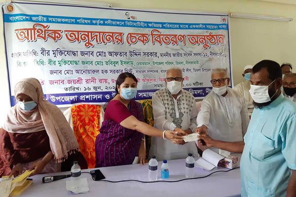 নীলফামারীতে আর্থিক অনুদানের চেক বিতরণ