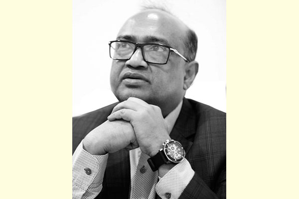 ফেরাউনের ডানায় ওড়েন মন্ত্রীরা