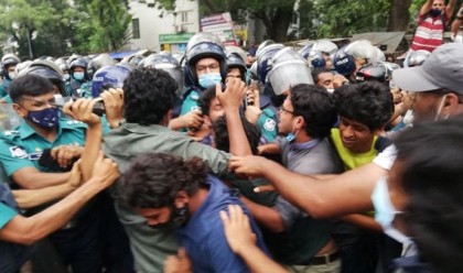শিক্ষাপ্রতিষ্ঠান খুলে দেয়াসহ চার দাবিতে বিক্ষোভ, পুলিশের বাধা

