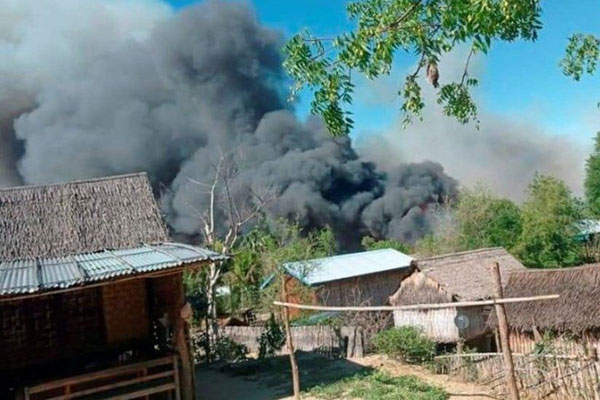 মিয়ানমারে ‌পুরো গ্রাম পুড়িয়ে দিল সেনাবাহিনী 

