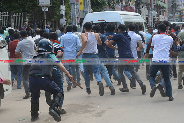 নয়াপল্টনে ছাত্রদল-পুলিশ ধাওয়া পাল্টা ধাওয়া


