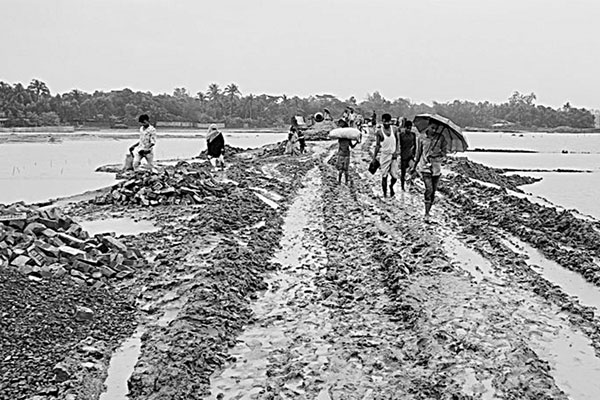 ভাঙা সড়কে দুর্ভোগ