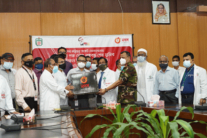 বিএসএমএমইউকে স্বাস্থ্য সুরক্ষা সামগ্রী উপহার দিল ‘নগদ’