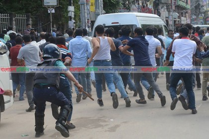 নয়াপল্টনে ছাত্রদল-পুলিশ ধাওয়া পাল্টা ধাওয়া

