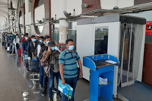 করোনা টিকার অগ্রাধিকার তালিকায় বিদেশগামী কর্মীরা 