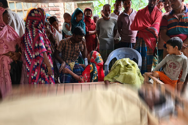 ঝিনাইদহে বিদ্যুৎস্পৃষ্টে ভ্যান চালকের মৃত্যু 

