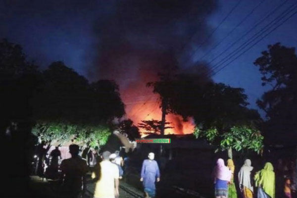 সুতার মার্কেটে অগ্নিকাণ্ড, আট দোকান পুড়ে ছাই

