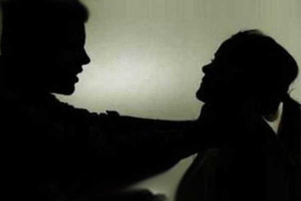 পরকীয়া প্রেমিকের সঙ্গে হাতেনাতে ধরা পড়লেন স্ত্রী, অতঃপর..!
