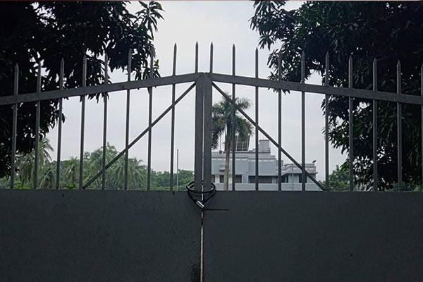 রাবির প্রশাসন ও ভিসি ভবনে তালা ঝুলিয়েছে ‘অবৈধ’ নিয়োগপ্রাপ্তরা