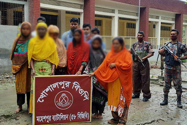 মহেশপুর সীমান্ত থেকে ১৯ জন আটক