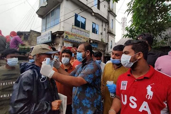 বোয়ালমারীতে জনসচেতনতা বাড়াতে ছাত্রলীগের মাস্ক বিতরণ 