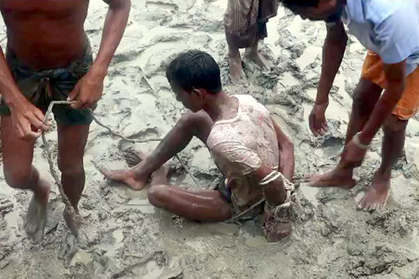 নেশাগ্রস্ত ছেলেকে বেঁধে কাদায় ফেলে গেলেন বাবা