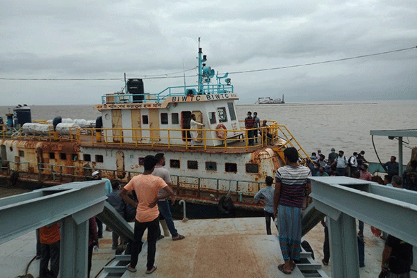 পরিবারের সঙ্গে থাকতে স্বেচ্ছায় ভাসানচরে ৫ রোহিঙ্গা 