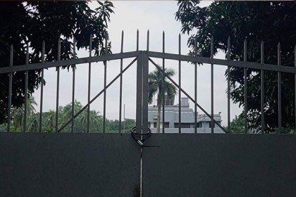রাবির প্রশাসন ও ভিসি ভবনে তালা ঝুলিয়েছে ‘অবৈধ’ নিয়োগপ্রাপ্তরা