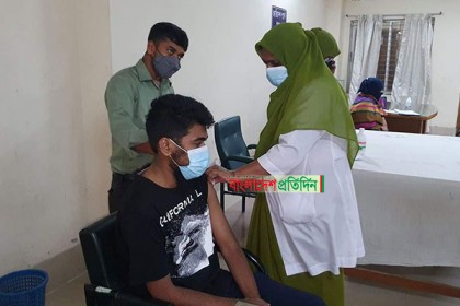 রাজশাহীতে মেডিকেল শিক্ষার্থীদের করোনার টিকা প্রদান শুরু