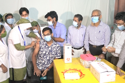 বরিশালে চীনের সিনোফার্মার করোনার টিকাদান শুরু 